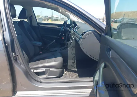 2014 Volkswagen Passat 1.8T Wolfsburg Edition z USA, uszkodzony, nr VIN 1VWAT7A30EC025433